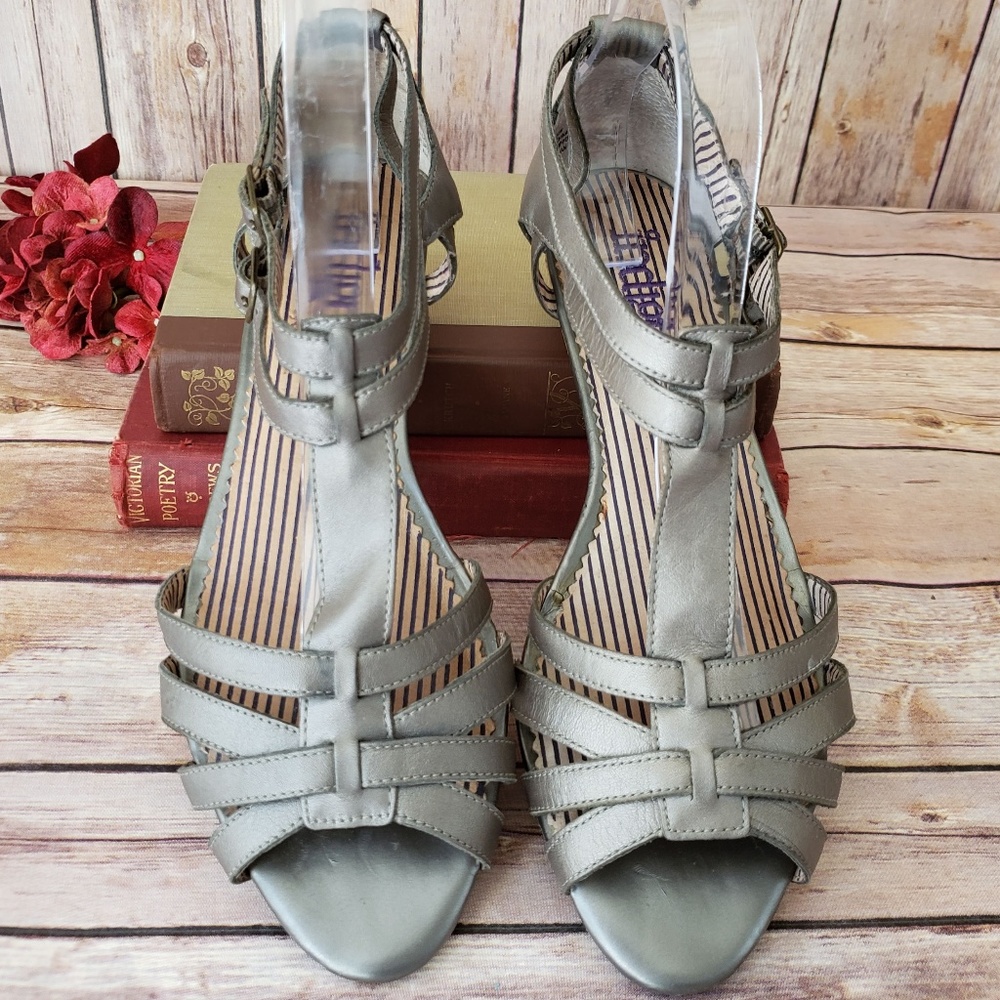 Clarks 10 Indigo T-strap Sandals Pewter 1" Heel